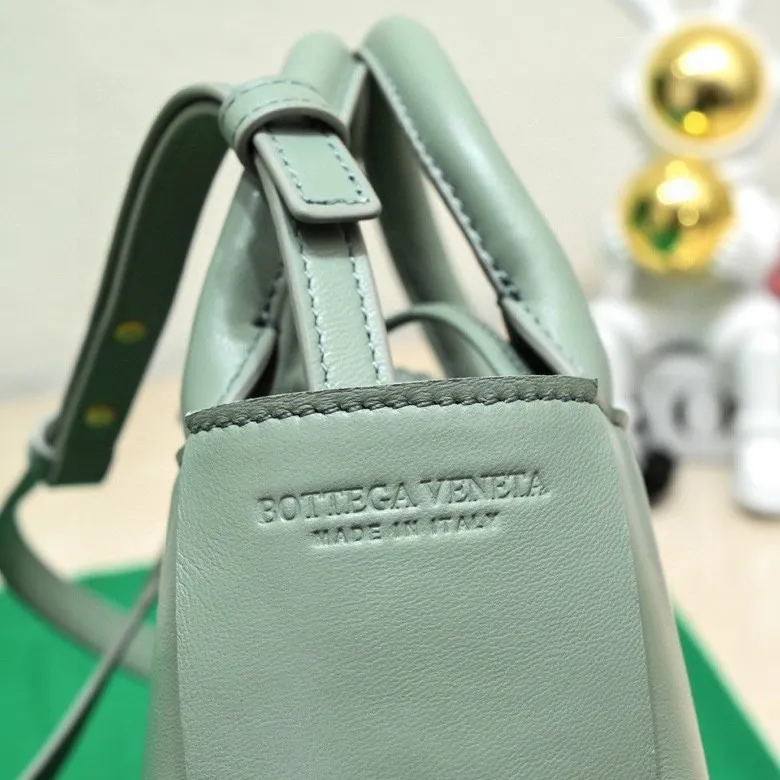 Batch 1420 BV Candy Arco super mini tote bag. The size of a mobile phone 😋 can only hold cuteness 🥰 I have always been fond of tote bags because it has no complicated design, is simple and neat, and can be easily matched with daily clothes. Key points, key points! It is equipped with a detachable shoulder strap, so you can match your different looks. It is full of texture. Size: 20*7*13 Style number: 9895#